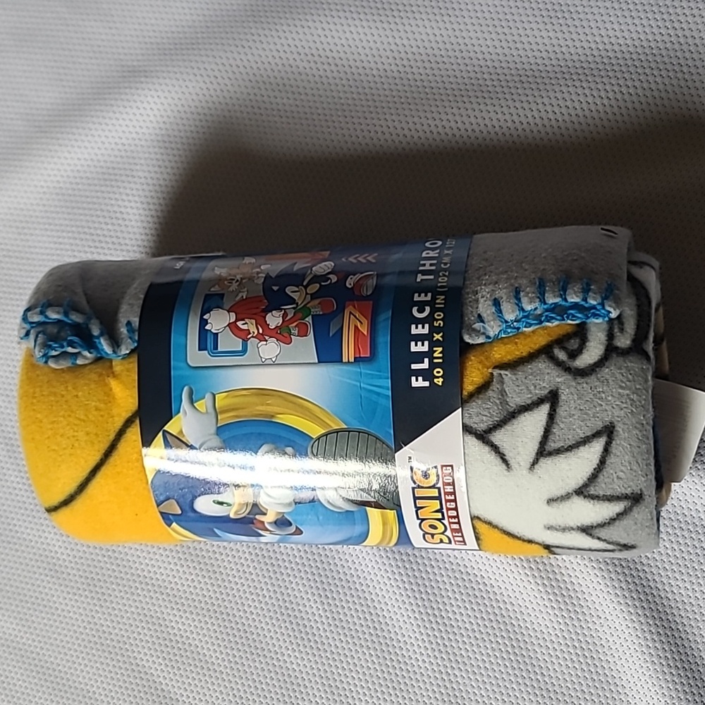 Sonic the Hedgehog Fleece Throw Blanket - Yellow and Gray